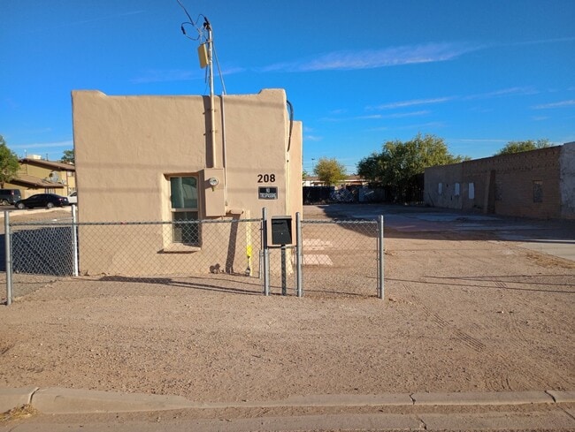 Building Photo - E 4th St