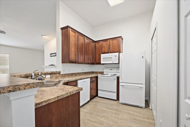 Building Photo - Great Jax Beach Location!