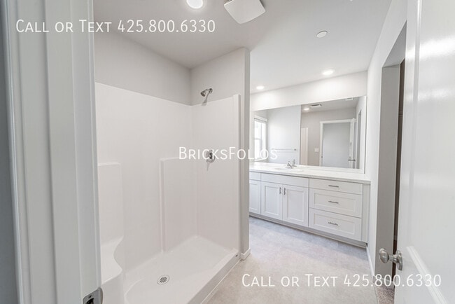 Building Photo - Comfortable Living in a Peaceful Bremerton...