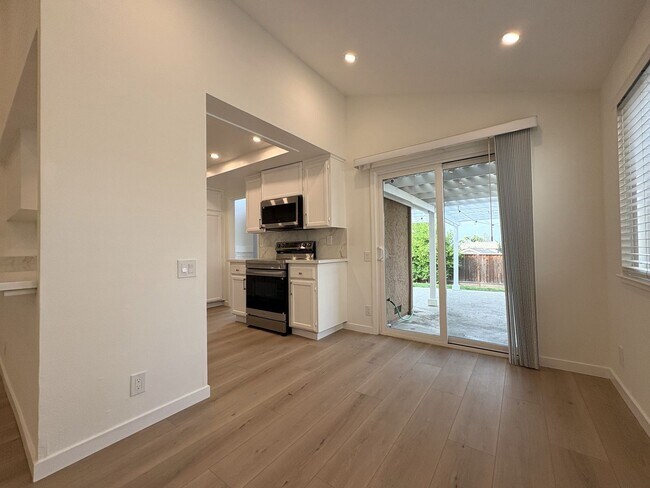 Building Photo - 3532 Rollingside Dr