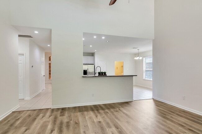 Building Photo - 22 N Queenscliff Cir