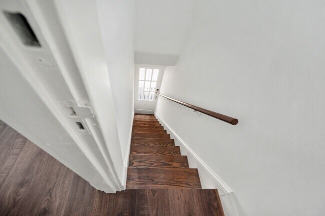 Building Photo - 819 Weedon St