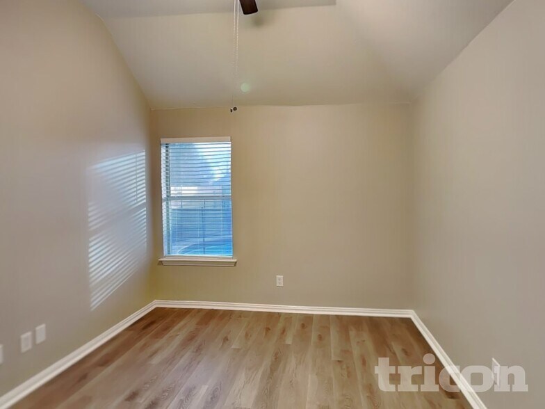 Building Photo - 709 W Park Dr