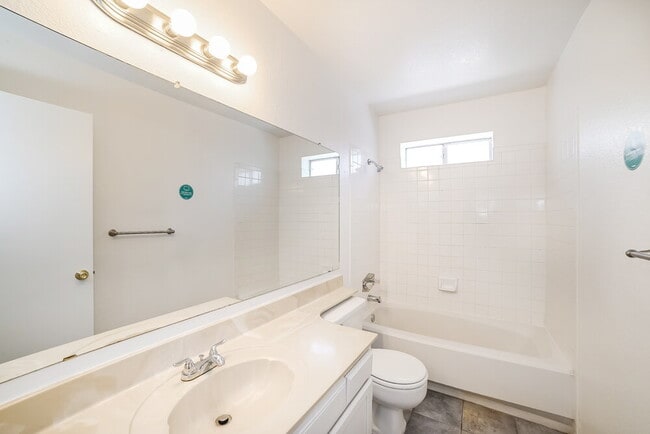 Building Photo - 315 W Ross Ave