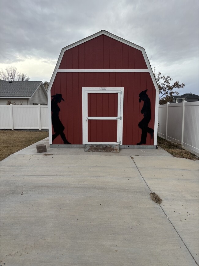 Building Photo - 85 330 E