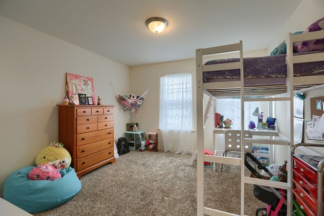 Building Photo - 4 bedroom townhome