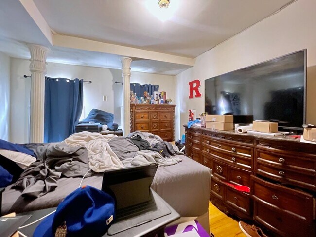 Building Photo - 415 1st St