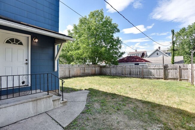 Building Photo - Renovated 3 Bedroom 2 bathroom house. Superb Master suite.