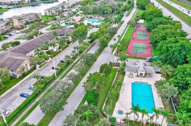Building Photo - 8040 Sanibel Dr