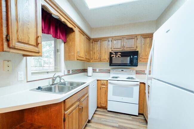 Building Photo - This newly remodeled house is the perfect cozy place to call home. It is 2 bed, 1.5 bath and pet ...