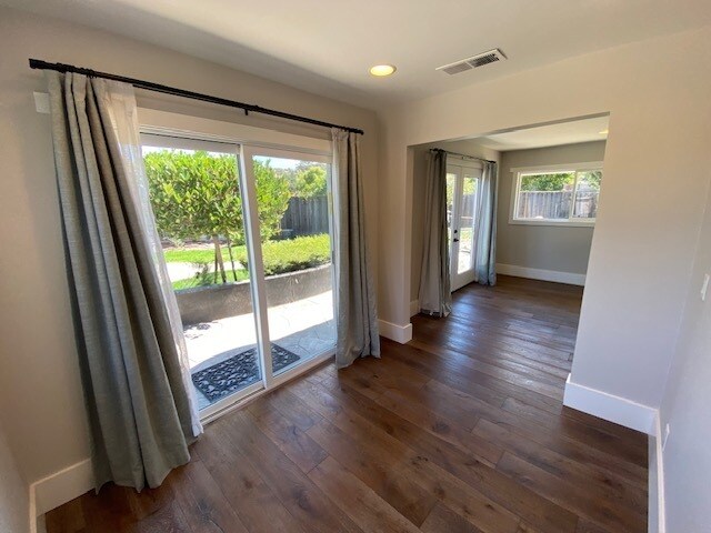 Building Photo - Beautiful Toro Park Home!