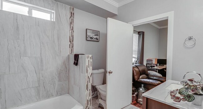 Building Photo - Charming 3 bedroom, 3 bath!