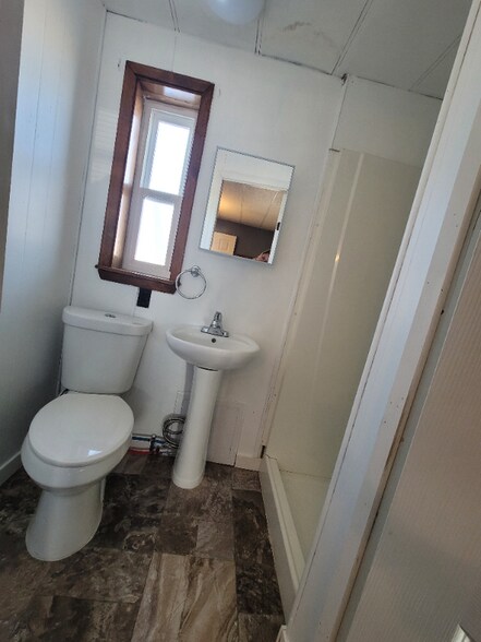 Building Photo - 595 Charles Ave