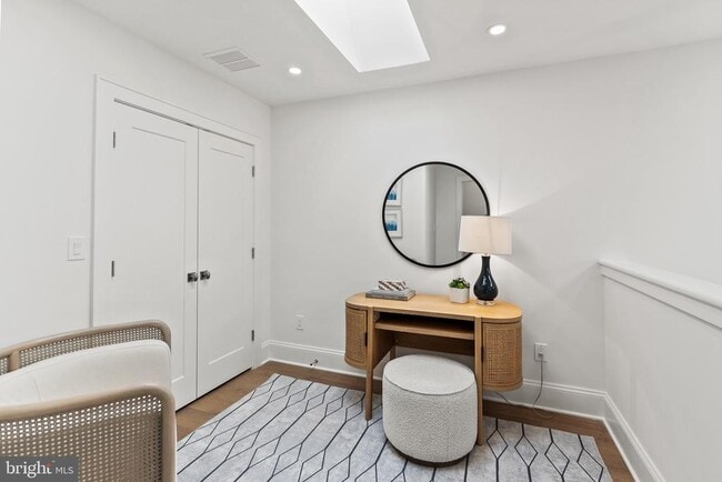 Building Photo - 2460 Ontario Rd NW