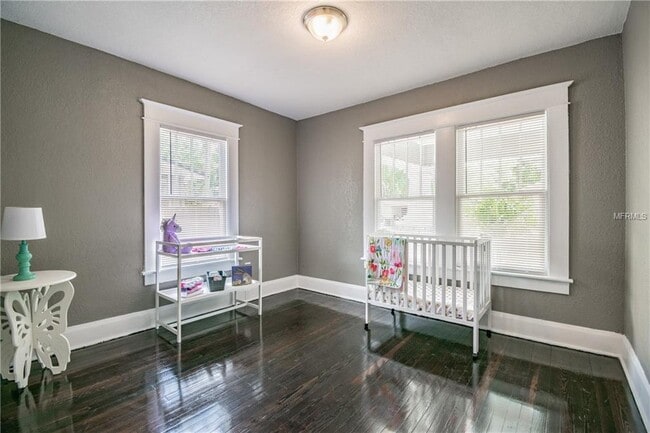 Building Photo - "Charming 3-Bed, 2-Bath Gem in Tampa's Heart - 1244 Sq Ft of Comfort Awaits!"