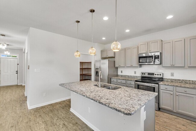 Building Photo - Updated Holly Ridge Home!
