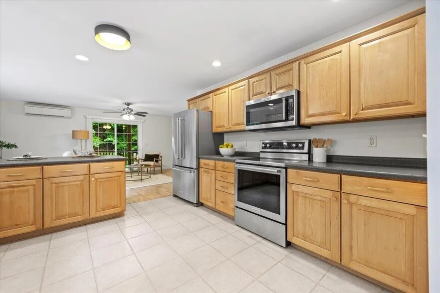 Building Photo - 14 Woodside Dr