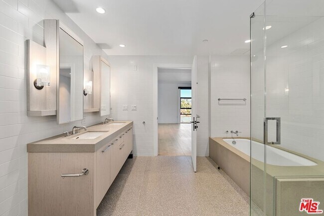 Building Photo - 10777 Wilshire Blvd