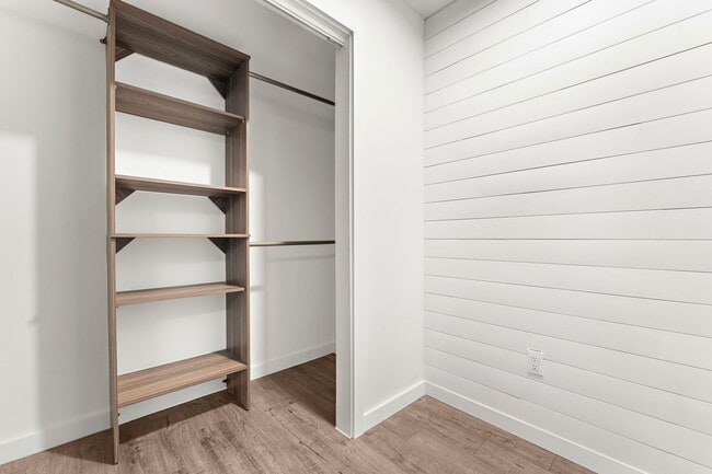 Building Photo - 706 Nora Ln