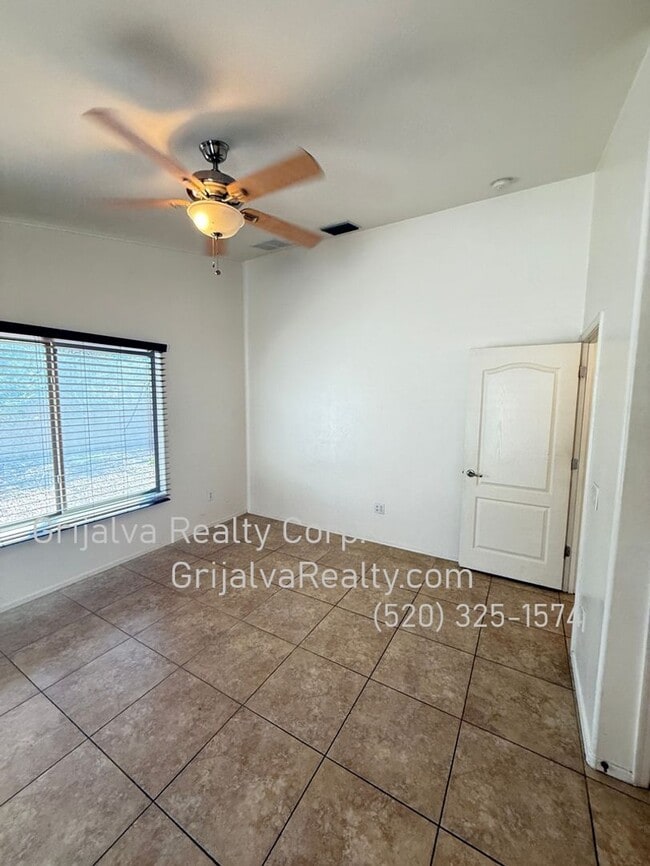 Building Photo - Beautiful 3 BR, 2 BA House in Gated Community  (I-10/Wilmot)