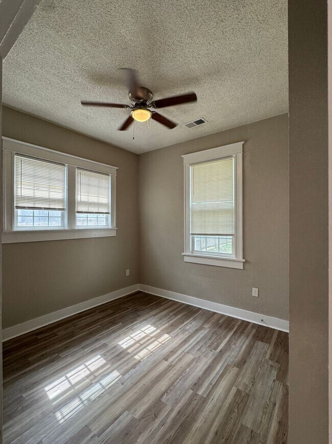 Building Photo - Newly Renovated Cozy & Convenient