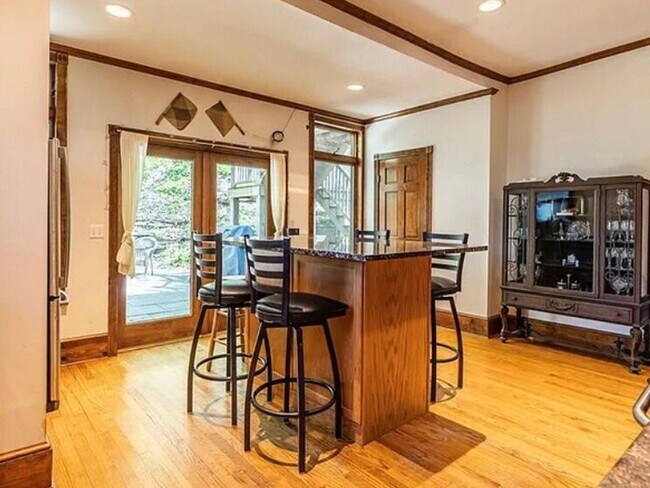 Building Photo - 3 bedrooms home in downtown