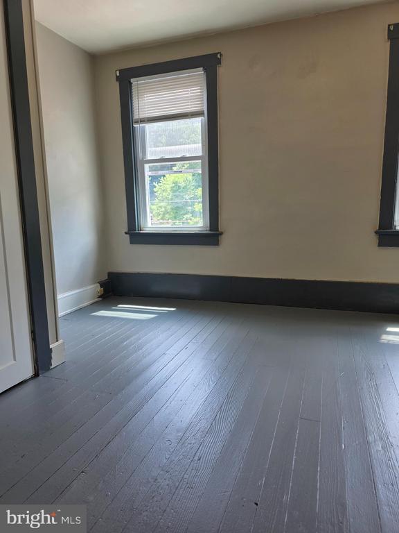 Building Photo - 208 W Railroad St
