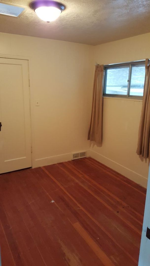 Building Photo - Deposit Moves You In!  3 Bed 1 Bath Home F...