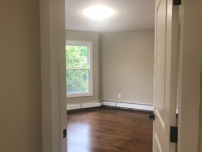 Building Photo - 18 Britton St