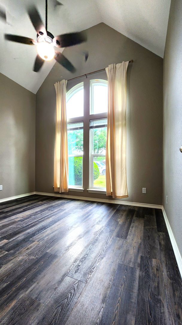 Building Photo - Remodeled with Luxurious Finishes!