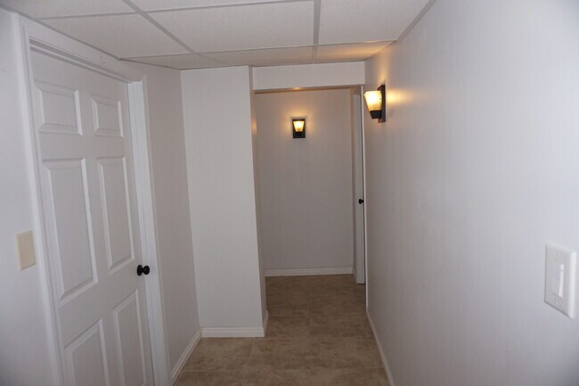 Building Photo - Quiet 5 Bedroom 3 Bath West Jordan Home