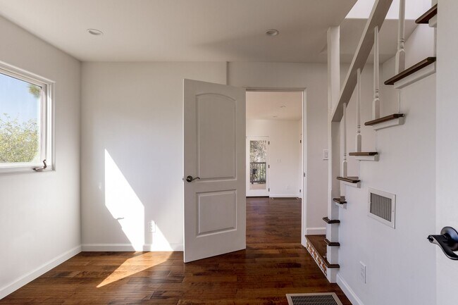 Building Photo - Charming Spanish Style Home in Silver Lake...