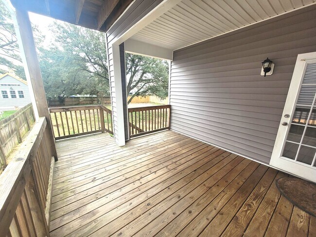 Building Photo - Stunning 4 Bedroom, 2.5 Bath Home Just 3 Blocks to Chesapeake Bay