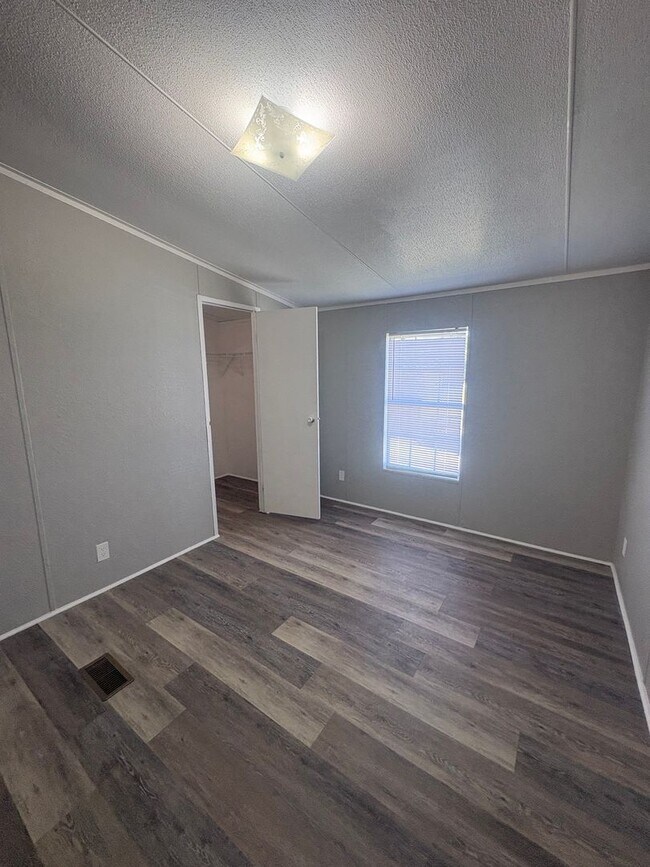 Building Photo - 4 Bed/2 Bath Mobile Home