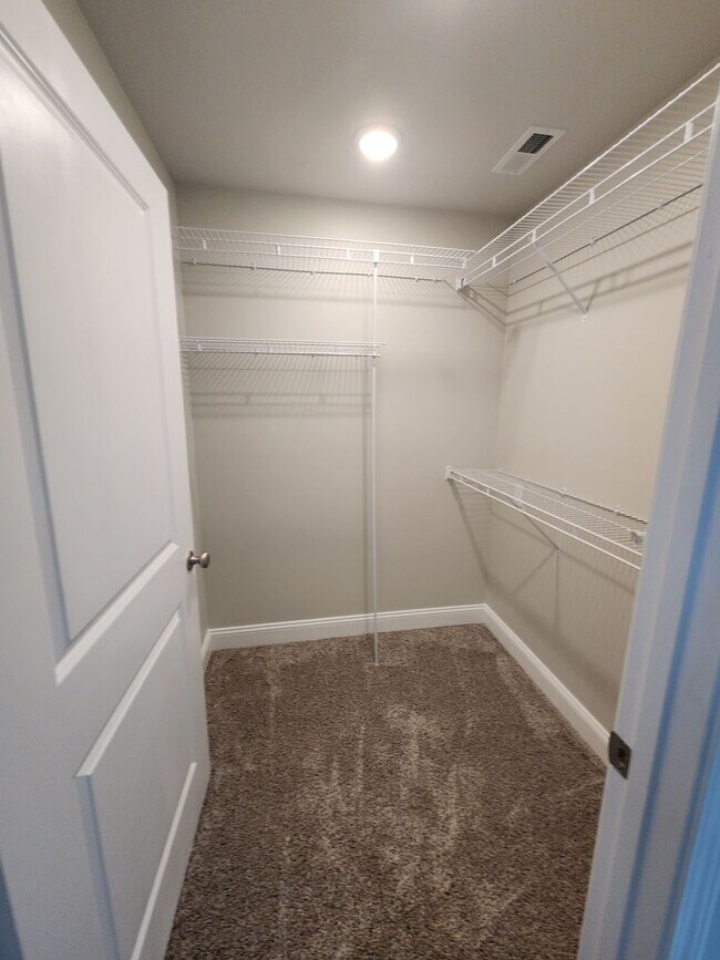 Building Photo - 5 Bedroom 2 Bathroom Home for Rent close t...