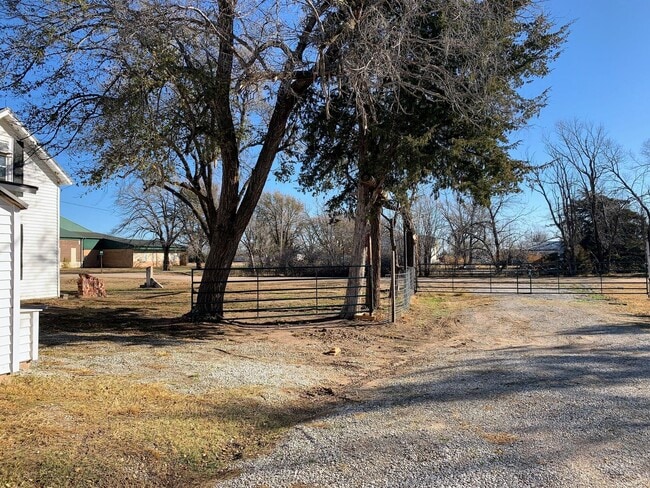 Building Photo - 2 Bed 1 Bath with Attached Garage