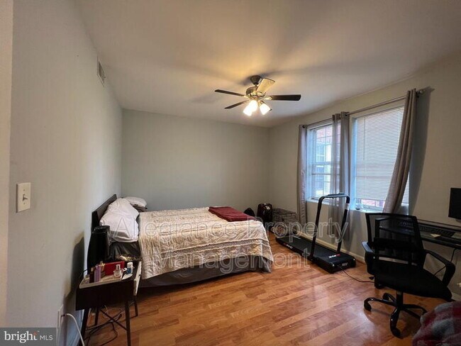 Building Photo - 1808 Queens Ln