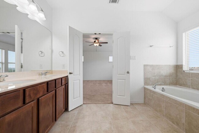 Building Photo - 1005 Ridge Runner Dr