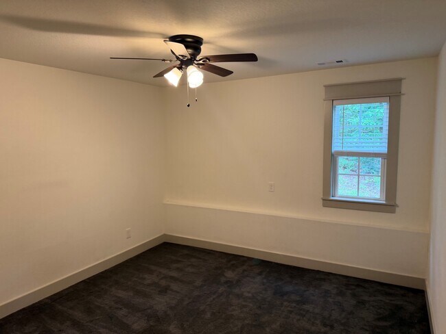 Building Photo - 7 Tiverton Ln