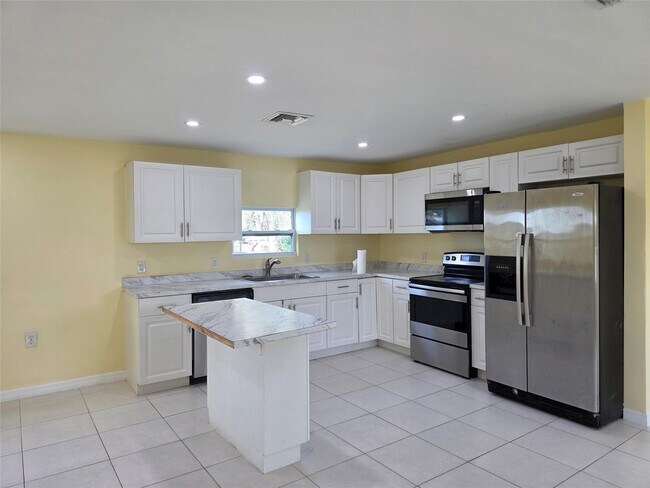 Building Photo - 3633 SE 20th Terrace