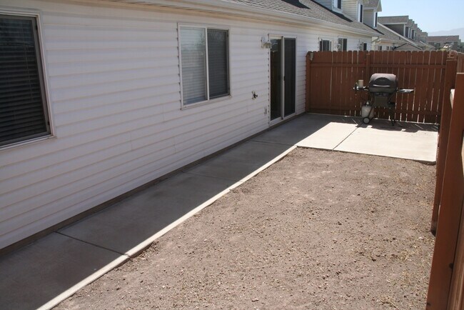 Building Photo - 4 Bed/3 Bath by Geneva Rd in Provo