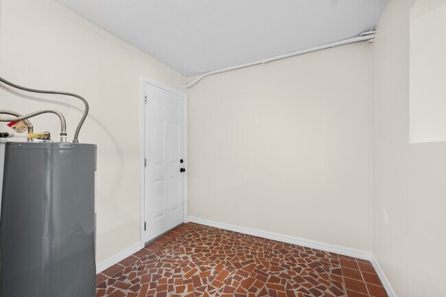 Building Photo - 1400 Binney Dr