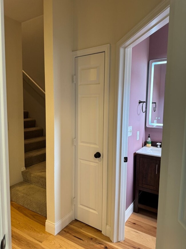 Building Photo - Gorgeous Townhome with W/S/G AND Gas!