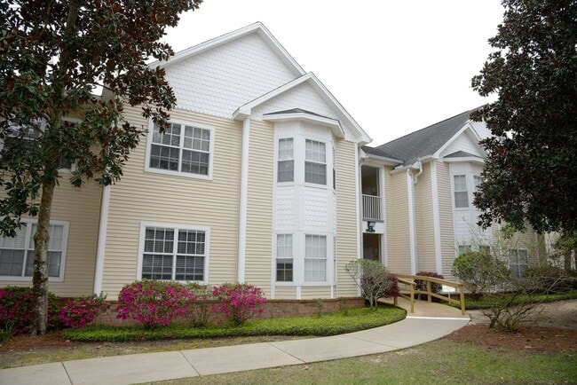 Building Photo - Charming Unit Close to the Pool!