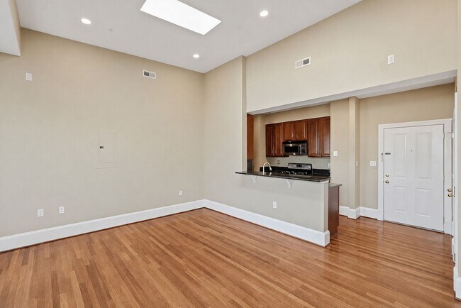 Building Photo - Columbia Heights Penthouse Condo | 1 Bed | 1 Bath | 600 Sf