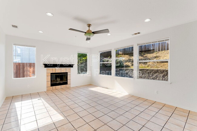 Building Photo - 35 Goldfinch Dr