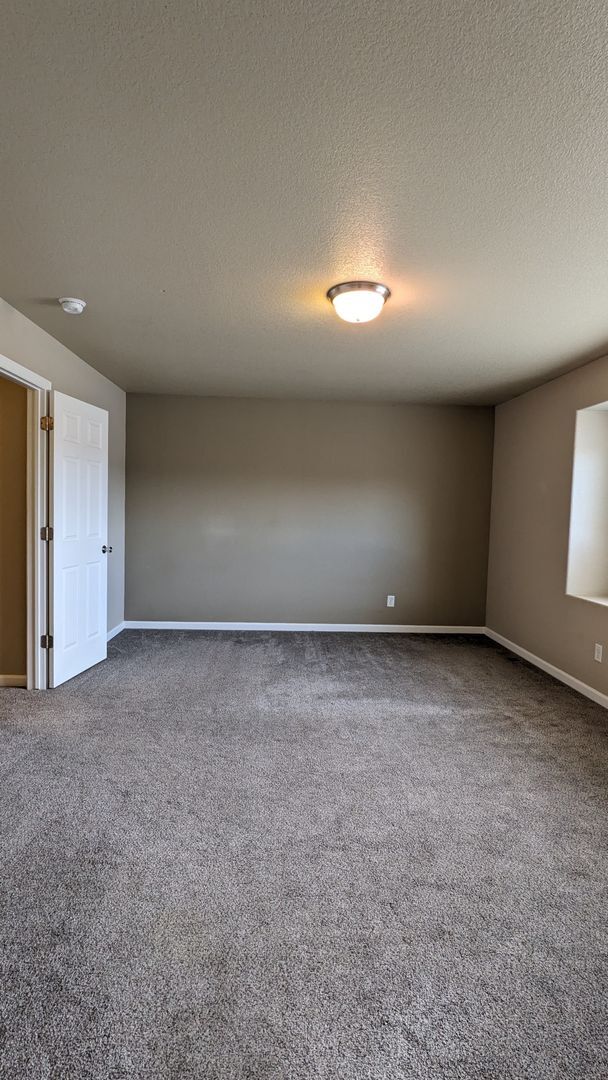 Building Photo - 3 BED/2.5 BATH END UNIT TOWNHOME W/PATIO & 2-CAR GARAGE!