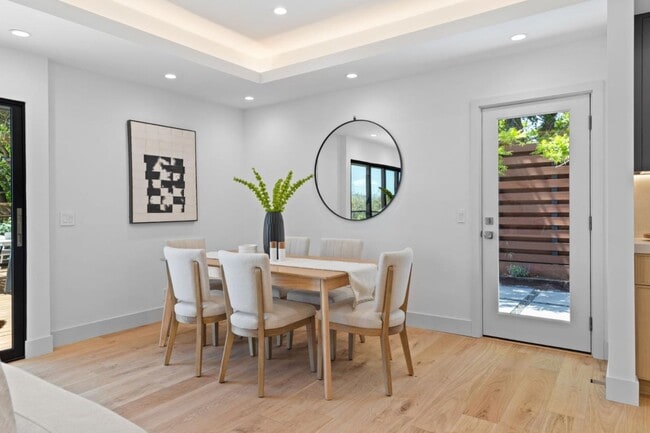 Building Photo - 810 W California Way