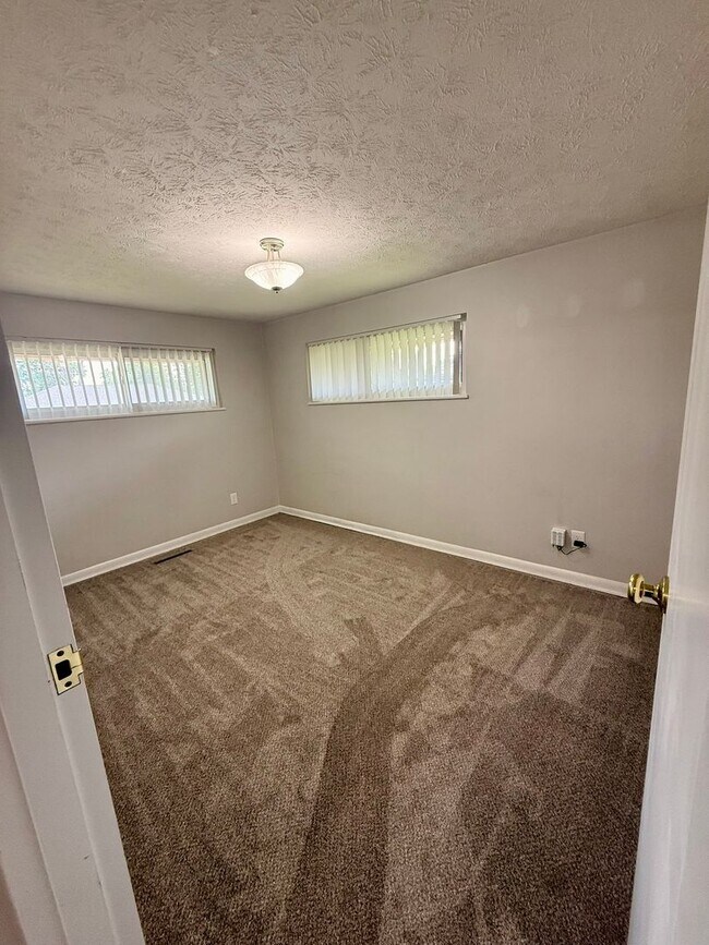 Building Photo - Updated 3BR Brick Ranch | Screened Porch | Attached Garage