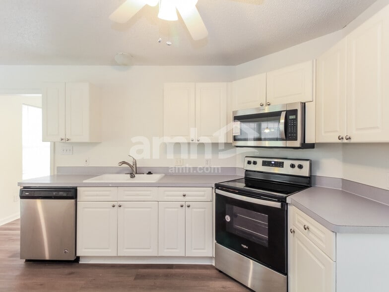 Building Photo - 628 Windsor Dr SE